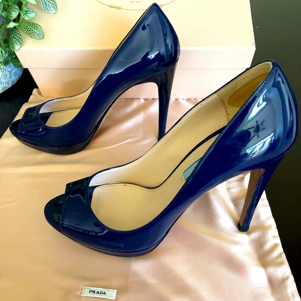 Prada open toe pump in Royal Blue, EU 38 (US 8). 4 1/2“ heel w/ 1/2“ platform. - Picture 3 of 8